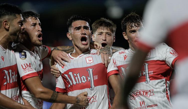 Imagen de Morón aguantó con diez hombres y eliminó a Godoy Cruz de la Copa Argentina