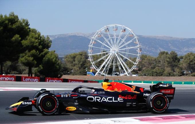 Imagen de Max Verstappen capitalizó el abandono de Leclerc y lideró en Francia