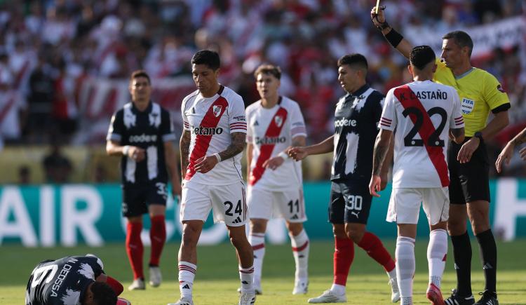 Imagen de 2x1 en malas noticias: Enzo Pérez, amonestado y suspendido para el partido ante Inter