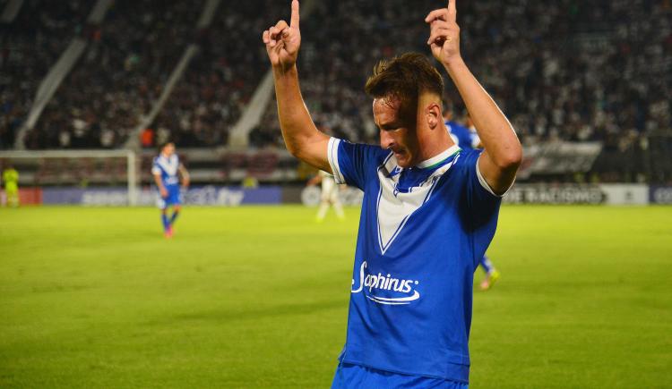 Imagen de Vélez se floreó en Asunción, goleó 4-0 a Olimpia y quedó solo en la cima