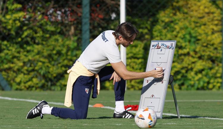 Imagen de El primer día de Luis Zubeldía en su nueva oficina