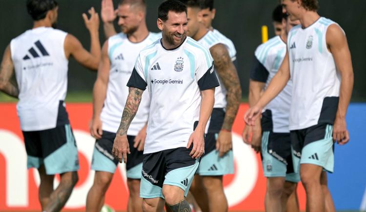 Imagen de La Selección Argentina le sacó una sonrisa a Messi en un día delicado