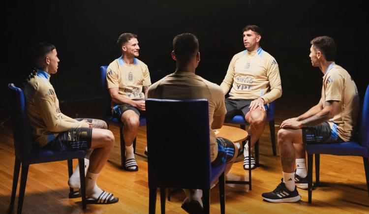 Imagen de Como si no hubiera cámaras: las inéditas vivencias de los campeones del Mundo y el show de Dibu