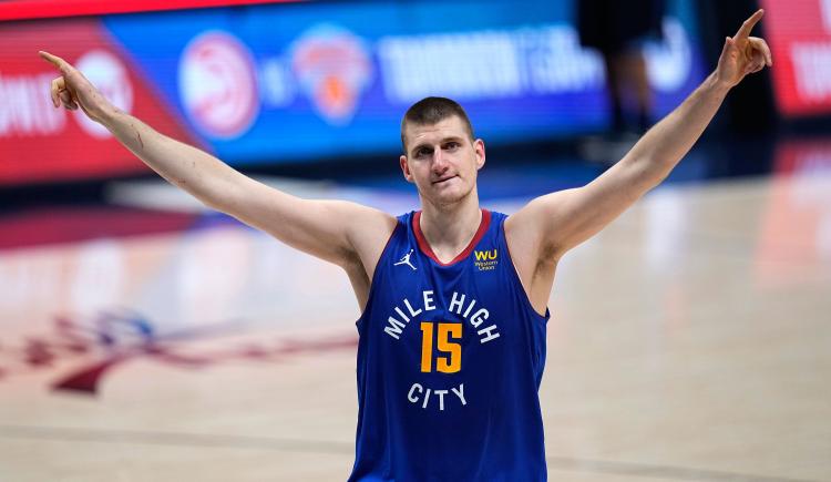 Imagen de Nikola Jokic igualó un récord de Larry Bird y Magic Johnson