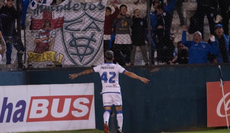 Imagen de Velez goleó en Copa Argentina y calmó las aguas