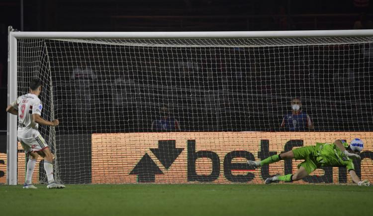 Imagen de Calleri falló un penal en el triunfo de Sao Paulo