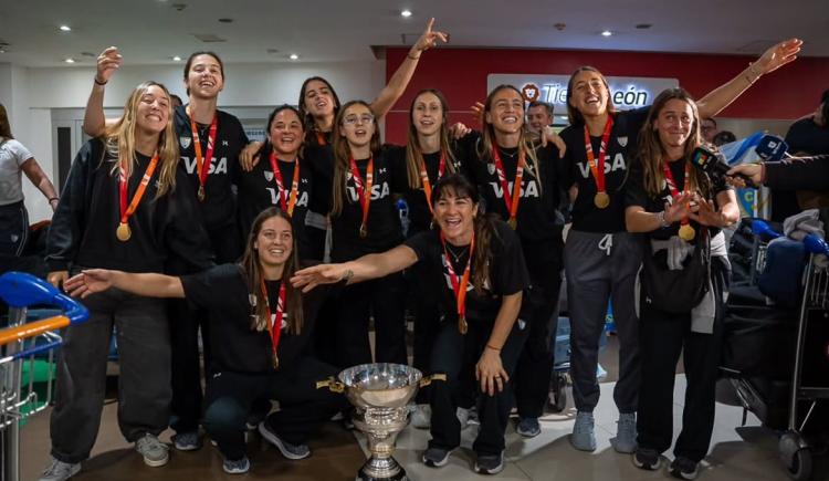 Imagen de Llegaron Las Leonas: las campeonas del mundo están en casa