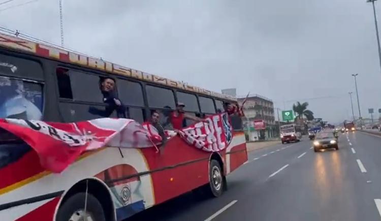 Imagen de Expulsan de Paraguay a 45 barras de Independiente de la facción de Bebote Álvarez