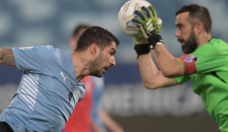 Imagen de UN RESULTADO QUE LE SIRVE A ARGENTINA: URUGUAY Y CHILE IGUALARON 1-1