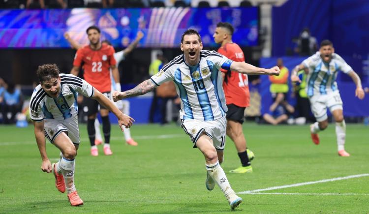 Imagen de Con el orgullo del campeón, Argentina remontó un partidazo y le ganó 3-2 a Egipto para avanzar a cuartos