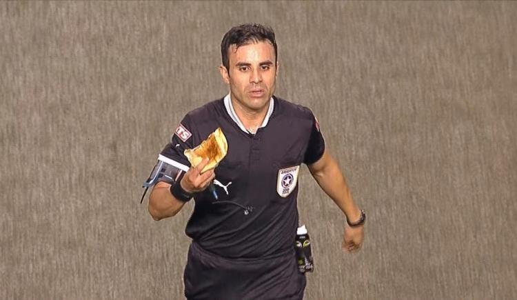 Imagen de Piero Maza, el polémico árbitro para Boca - Alianza Lima al que un día le tiraron una empanada
