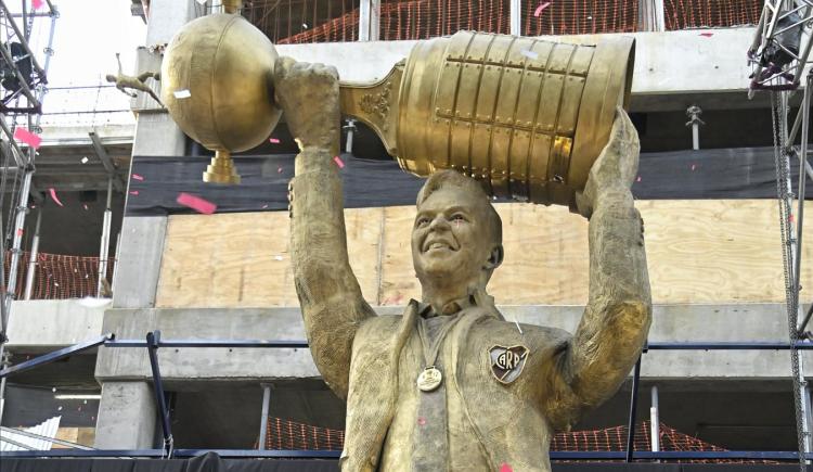 Imagen de "Hacerle una estatua a Gallardo fue un error"
