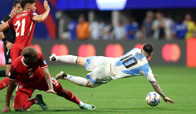 Imagen de Argentina jugó contra dos rivales: Canadá y el campo de juego