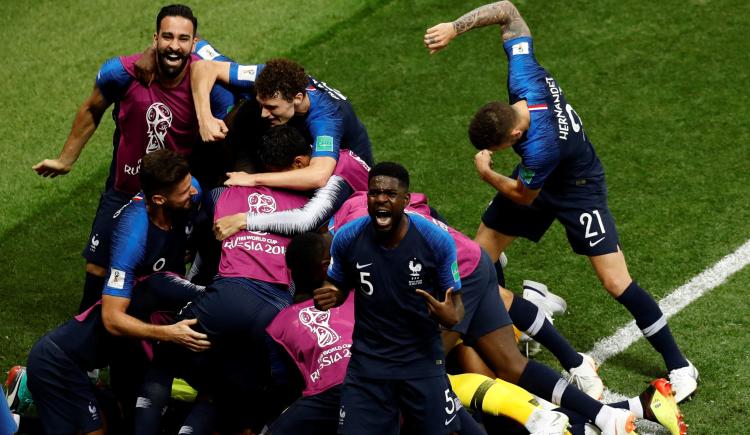 Imagen de Un campeón del mundo liquidó a Dibu Martínez: "Es la mayor mierda del fútbol"