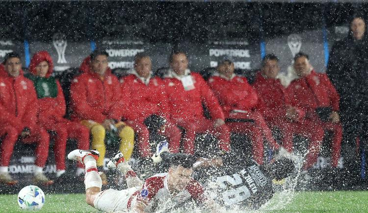Imagen de Lo tapó el agua: Huracán terminó con nueve, perdió ante Once Caldas y se despidió de la Sudamericana