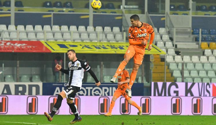 Imagen de CABEZAZO ESPECTACULAR Y DOBLETE DE CRISTIANO EN LA GOLEADA DE JUVENTUS