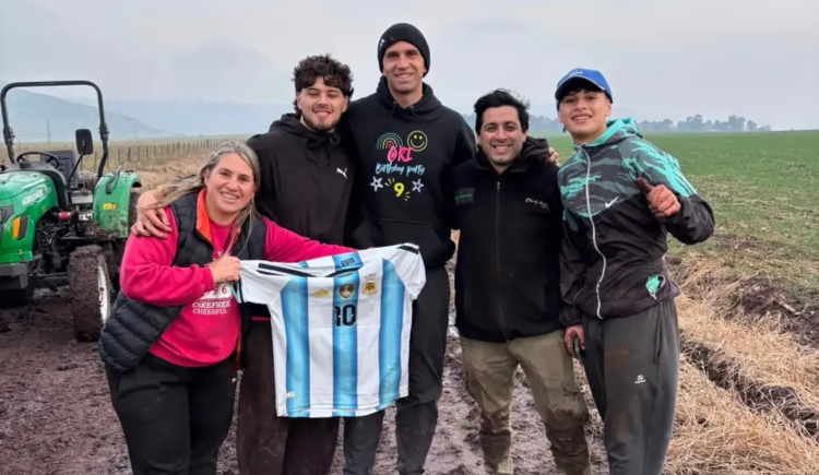 Imagen de Dibu Martínez quedó encajado, fue rescatado y regaló ropa y autógrafos