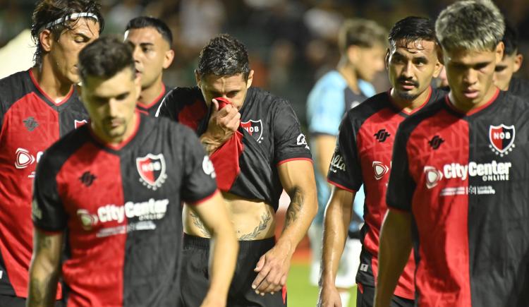 Imagen de Clima de guerra en Newell's: bomba molotov y bandera amenazante de cara al clásico