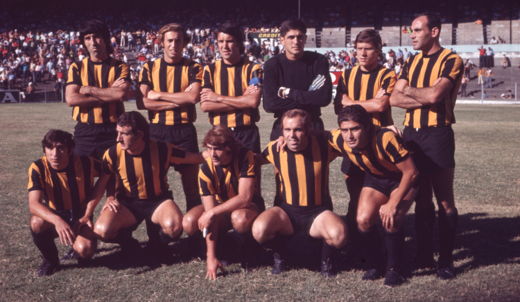 Imagen de Brillará negra y amarilla, la Academia Racing Club: el antecedente de la curiosa camiseta