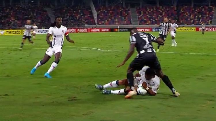 Imagen de Polémica en Santiago del Estero: Central Córdoba reclamó un penal por mano ante Liga de Quito