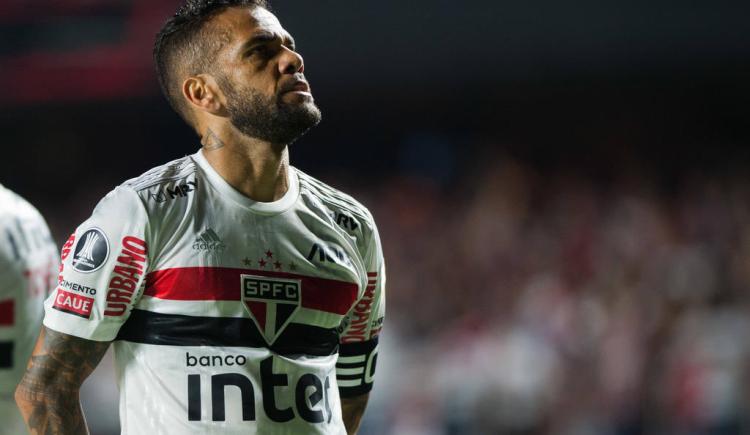Imagen de DANI ALVES SE ALEJA DE SÃO PAULO