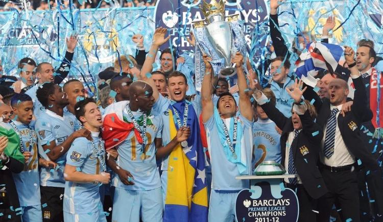 Imagen de MANCHESTER CITY LANZÓ UNA CAMISETA HOMENAJE A AGÜERO Y LOS PRIMEROS CAMPEONES DE 2012