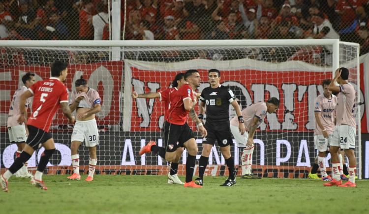 Imagen de Las polémicas decisiones de Merlos que le permitieron a Independiente alcanzar el empate ante Unión