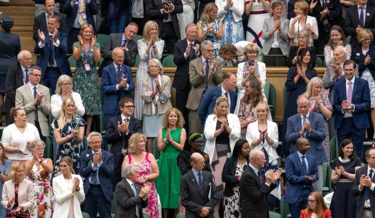 Imagen de EL PÚBLICO DE WIMBLEDON OVACIONÓ A SARAH GILBERT, LA CREADORA DE LA VACUNA DE ASTRAZENECA