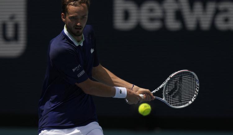 Imagen de Medvedev avanza a paso firme en Miami