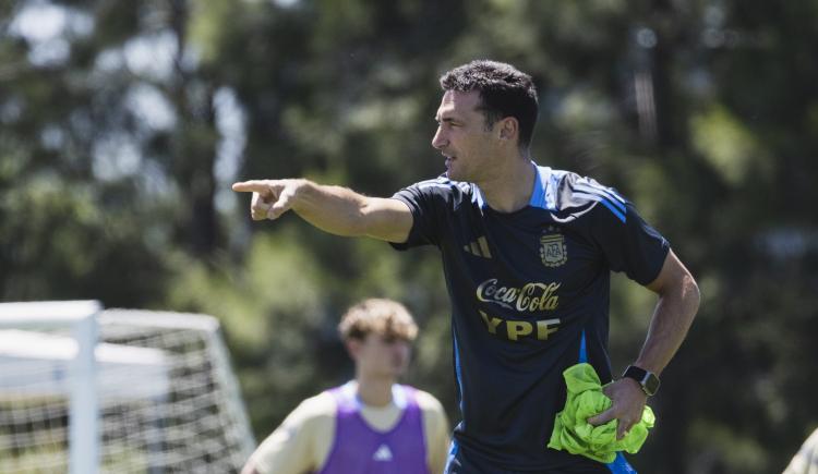 Imagen de Selección Argentina: Scaloni y las velas encendidas a Cuti Romero y Tagliafico