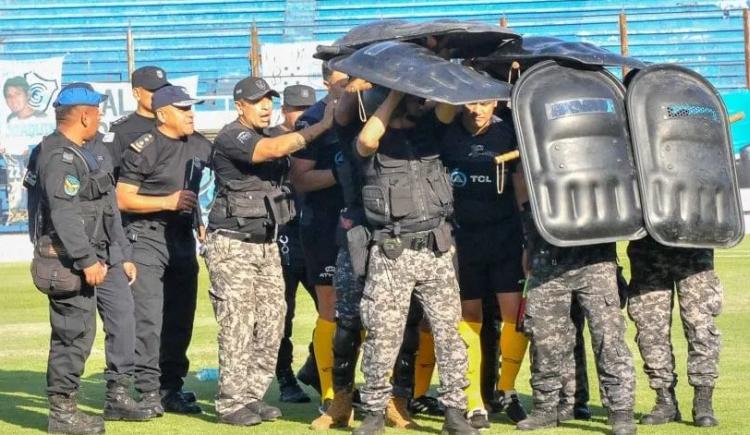 Imagen de El crudo relato de Lucas Comesaña, el árbitro que suspendió por amenazas Gimnasia de Jujuy - Deportivo Madryn