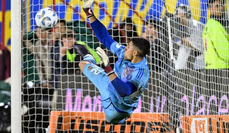 Imagen de La noche de Brey: las sensaciones post atajadas y los récords que batió la figura de Boca