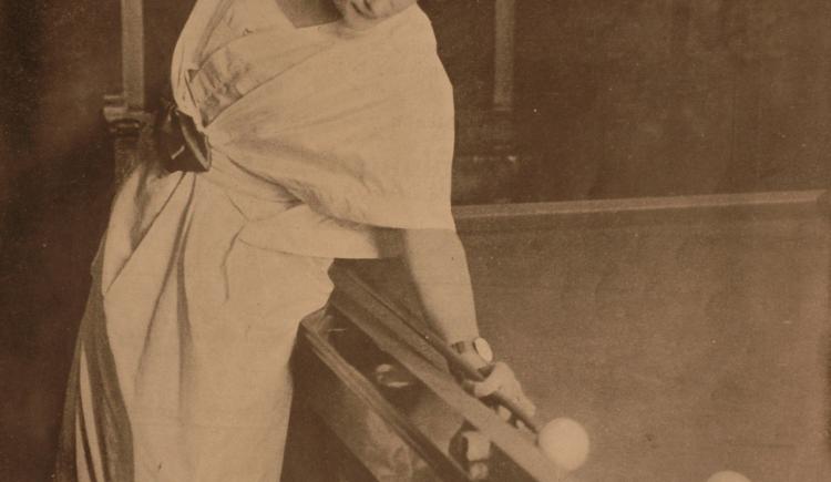 Imagen de 17 de abril de 1920, Camila Quiroga jugando billar