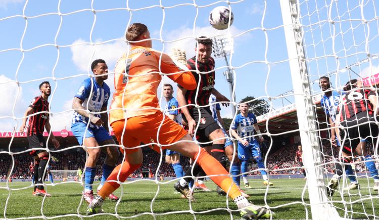 Imagen de Marcos Senesi abrió la goleada de Bournemouth ante Brighton