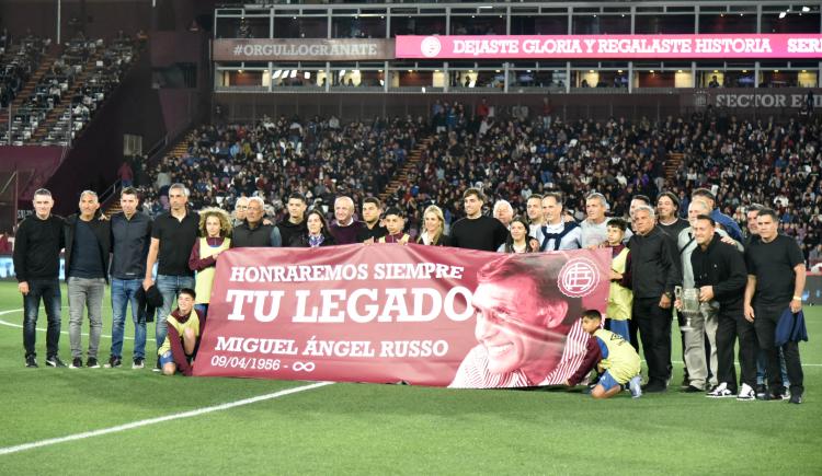 Imagen de El emocionante homenaje de Lanús a Miguel Ángel Russo