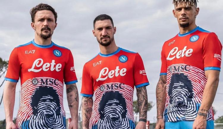 Imagen de NAPOLI ESTRENARÁ UNA CAMISETA EN HOMENAJE A MARADONA