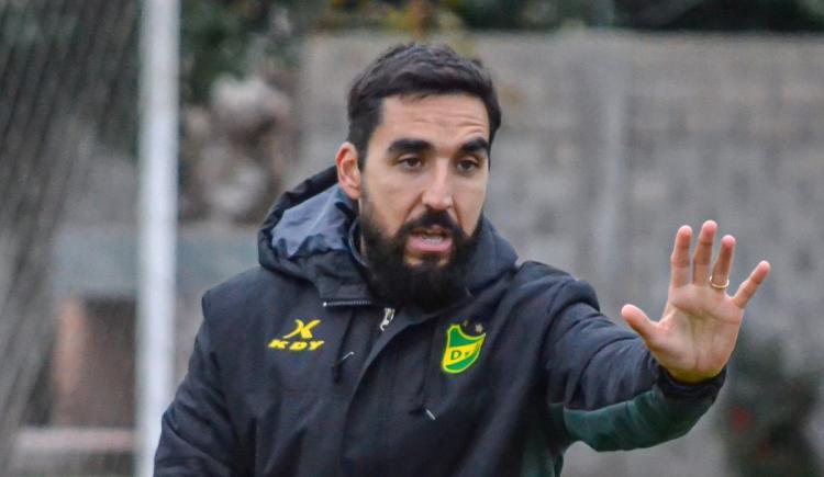 Imagen de La hoguera del fútbol argentino se tragó a otro DT: Meneghini, afuera de Defensa