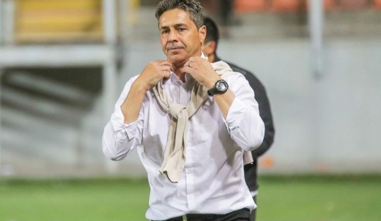 Imagen de Héctor Almandoz fue hospitalizado en Chile