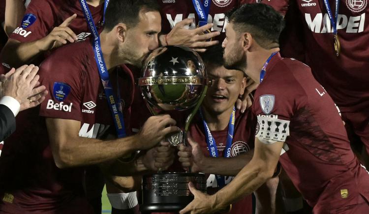 Imagen de Fin de una era: Lautaro Acosta se retiró como el jugador más ganador en la historia de Lanús