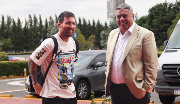 Imagen de La bienvenida de Chiqui Tapia a Leo Messi: "Volviste como campeón del mundo"