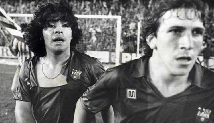 Imagen de Cuánto cuesta la camiseta con la que Maradona protagonizó una batalla campal