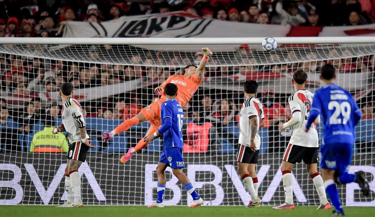 Imagen de El sello aéreo de Manuel Lanzini: un repaso por los goles de cabeza en su carrera