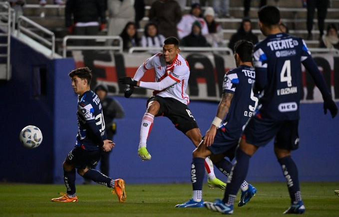 Imagen de River empató ante Monterrey con un bombazo agónico de Herrera