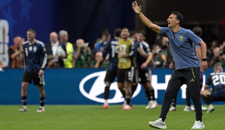 Imagen de La alegría de Scaloni y el agradecimiento a los hinchas: "Esta gente nos llevó a ganar el partido"
