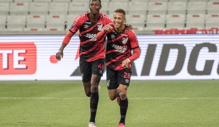 Imagen de PARANAENSE GOLEÓ Y AVANZÓ EN LA SUDAMERICANA