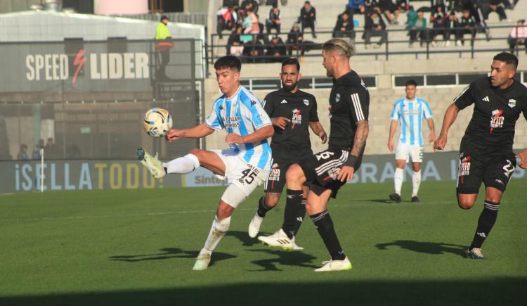 Imagen de Deportivo Riestra derrotó a Atlético Tucumán y quedó segundo a punto de River