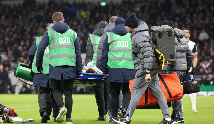 Imagen de Susto en Tottenham-Liverpool: Rodrigo Bentancur fue retirado en camilla