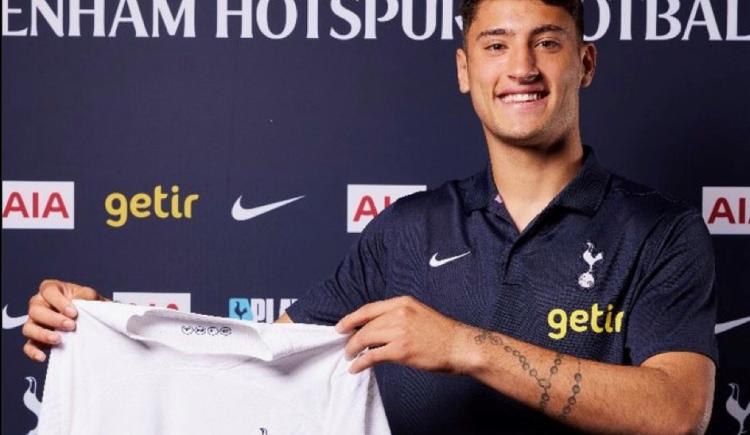 Imagen de Alejo Véliz fue presentado oficialmente en Tottenham