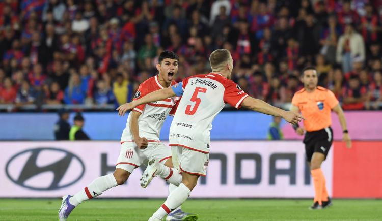 Imagen de Estudiantes se impuso con polémica en Paraguay y sacó ventaja ante Cerro Porteño