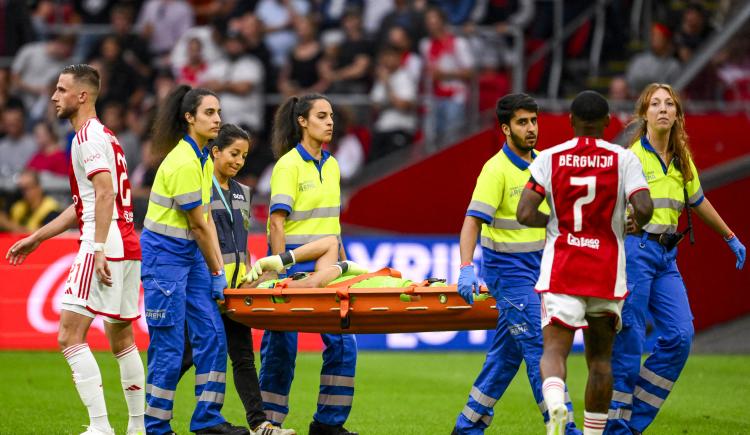 Imagen de Alarma en Ajax: Gerónimo Rulli salió en camilla tras una desafortunada acción